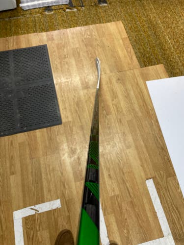 Senior Right Handed P28 Nexus ADV Hockey Stick