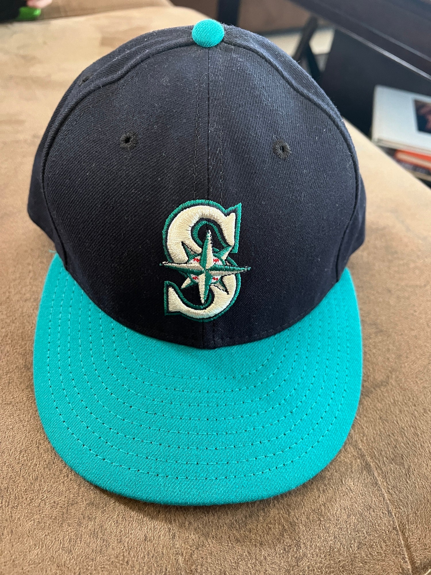 NEW ERA 59FIFTY MLB AUTHENTIC SEATTLE MARINERS TEAM FITTED CAP – FAM