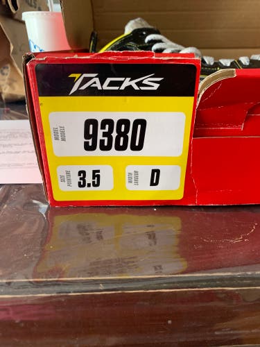 Junior CCM Regular Width Size 3.5 Super Tacks Hockey Skates