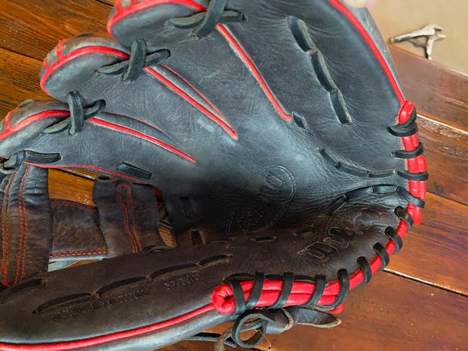 Used Wilson Right Hand Throw Outfield A1000 Baseball Glove 11.5"