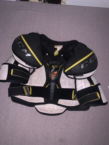 Senior Medium CCM  Supertacks Shoulder Pads