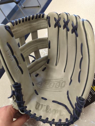 New Wilson Right Hand Throw Outfield A2000 1799 Baseball Glove 12.75"