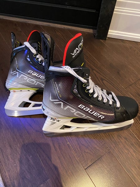 Senior Used ONLY TWICE (BRAND NEW) Bauer Vapor Hyperlite Hockey Skates Size 7.5