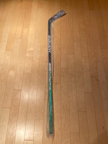 P92 87 Flex Right Custom Green Color Senior Right Handed Vapor Hyperlite Hockey Stick