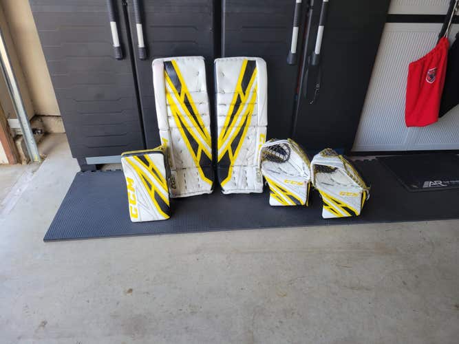 Used 32" CCM Regular Extreme Flex 4 Goalie Full Set