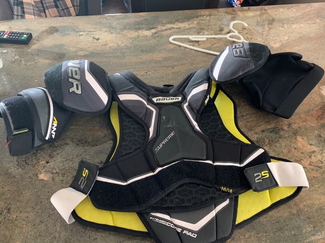 Bauer 2s shoulder pads senior medium