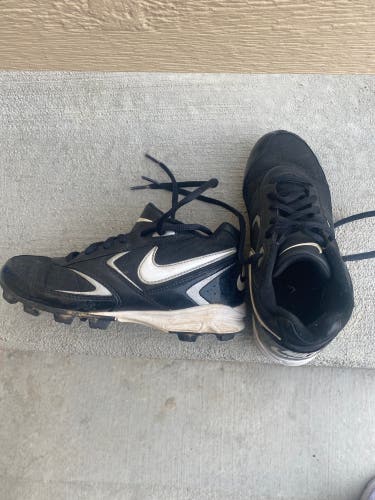 Youth baseball cleats