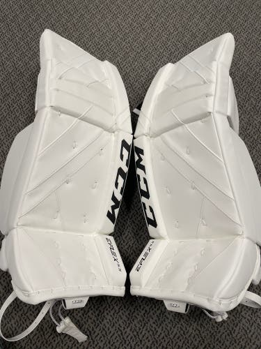 CCM EFLEX 5.5 34” +1 white leg pads