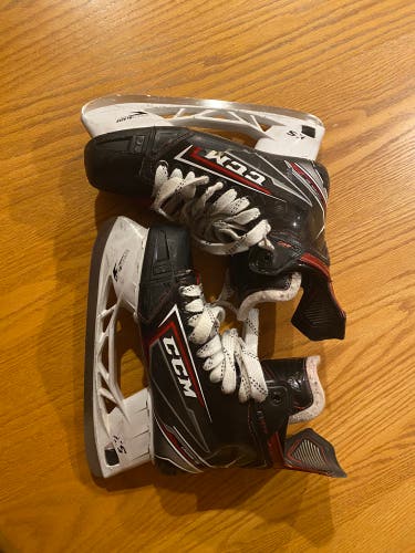 Used CCM Regular Width  Size 9.5 JetSpeed FT490 Hockey Skates