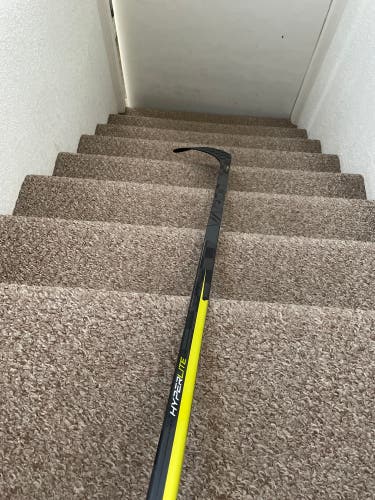 Senior Right Handed P28 Pro Stock Vapor Hyperlite Hockey Stick