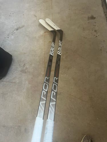 2 Bauer Hyperlite sticks