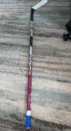 Senior Right Handed P92M Pro Stock Vapor Hyperlite Hockey Stick