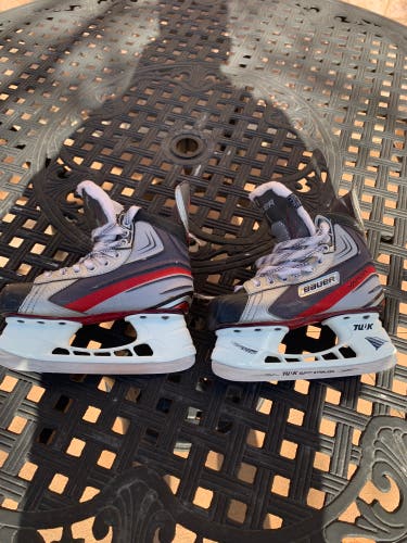 Used Bauer Regular Width  Size 2.5 Vapor X3.0 Hockey Skates