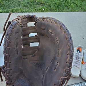 Used Wilson Right Hand Throw First Base A950 Baseball Glove 12"