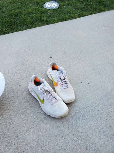 White Used Adult Men's Size 7.5 (Women's 8.5) Turf Cleats Nike Huarache