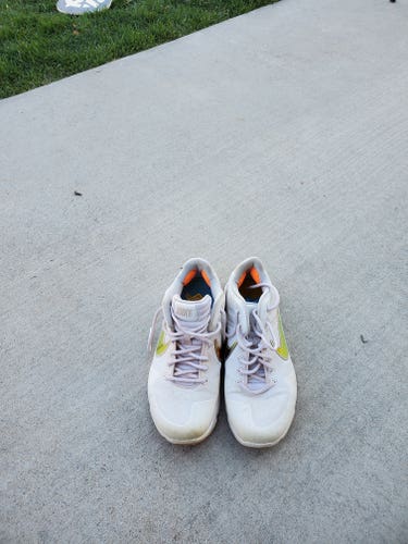 White Used Adult Size 8.0 (Women's 9.0) Turf Cleats Nike Huarache