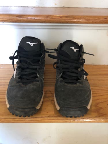 Great Condition, Mizuno Low Turf Molded Cleats, size 7