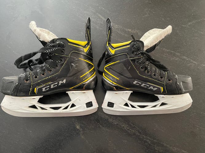 Used CCM Regular Width Size 2.5 Super Tacks 9380 Hockey Skates