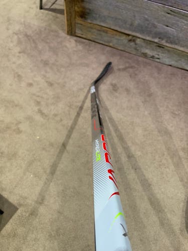 P92 77 Flex Senior Right Handed Vapor Hyperlite Hockey Stick