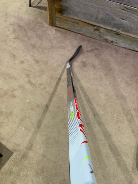 P92 77 Flex Senior Right Handed Vapor Hyperlite Hockey Stick