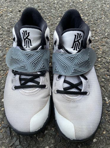 Used Nike Kyrie Flytrap 3 Senior 9.5 Basketball Shoes