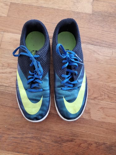 Blue Used Men's Size 8.5 (Women's 9.5) Indoor Nike Cleats