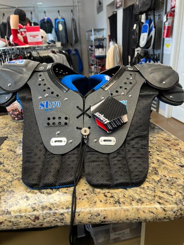 Schutt S1770. Large Shoulder pads