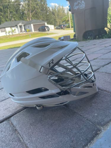 WHITE LACROSSE CASCADE R HELMET