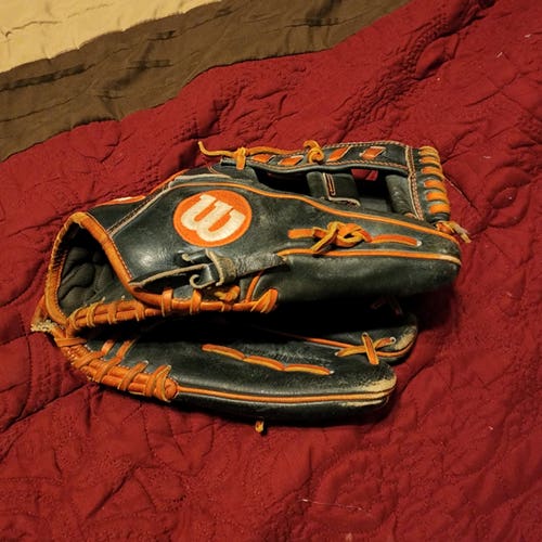 Used Right Hand Throw Wilson Infield A2000 Baseball Glove 11.5"