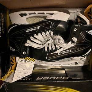 New Bauer Regular Width  Size 10.5 Supreme S190 Hockey Skates