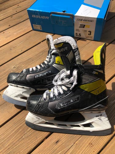 Junior Used Bauer Supreme 3S Hockey Skates Extra Wide Width Size 5.5