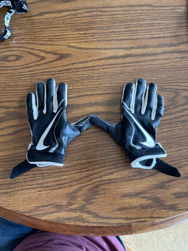 Black Youth Medium Nike Gloves