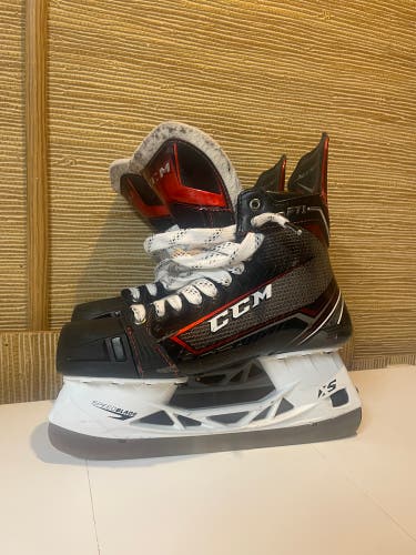 Used CCM Regular Width  Size 8 JetSpeed FT1 Hockey Skates