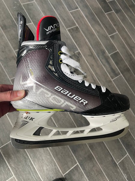 Used 3 times Bauer Regular Width Size 8 Vapor Hyperlite Hockey Skates