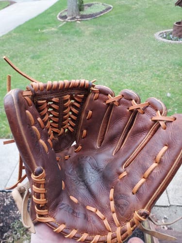 Used Mizuno Right Hand Throw Classic Pro Soft Baseball Glove 11.5"