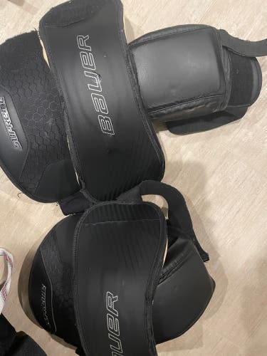 Bauer SR knee guards