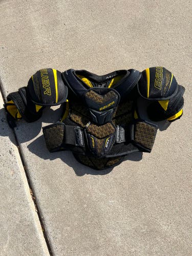 Junior Medium Bauer Supreme TotalOne MX3 Shoulder Pads