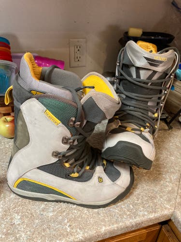 Used Size 11 (Women's 12) Burton Stiff Flex Freestyle Snowboard Boots
