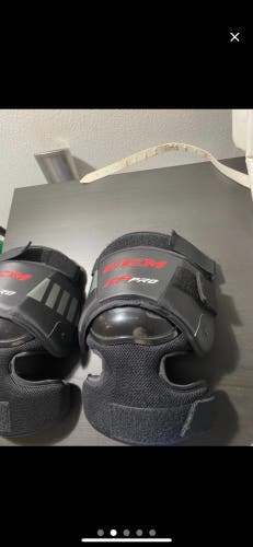 CCM Pro v2 Knee Protectors (Senior)