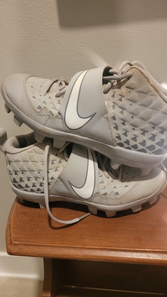 Gray Used Adult Men's Size 8.0 (Women's 9.0) Molded Cleats Nike Low Cut Trout