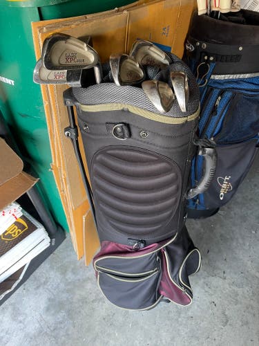 Woman’s Golf bag and clubs in right Handed 7 pc