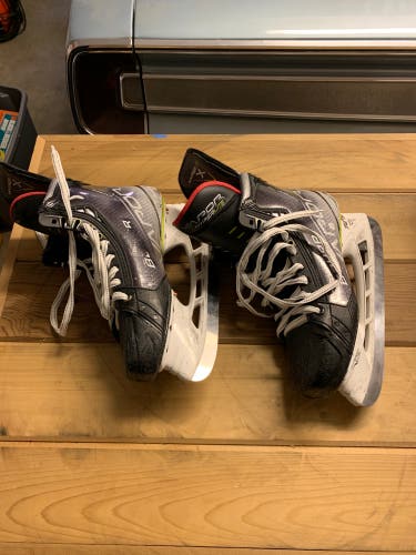 Used Bauer Regular Width  Size 8.5 Vapor Hyperlite Hockey Skates