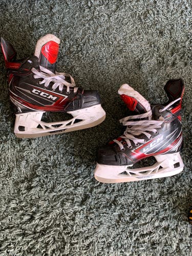 Used CCM Regular Width  Size 5 JetSpeed FT480 Hockey Skates