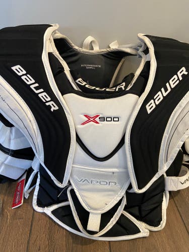 Used Bauer  Vapor X900 Goalie Chest Protector Int Small