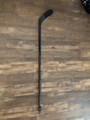 Senior Right Handed P28M Pro Stock Supreme UltraSonic Hockey Stick