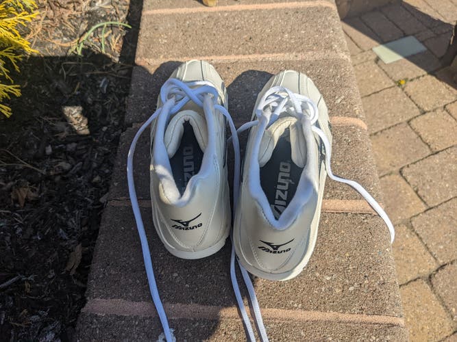 White New Kid's Size 6.5 (Women's 7.5) Molded Cleats Mizuno Low Cut