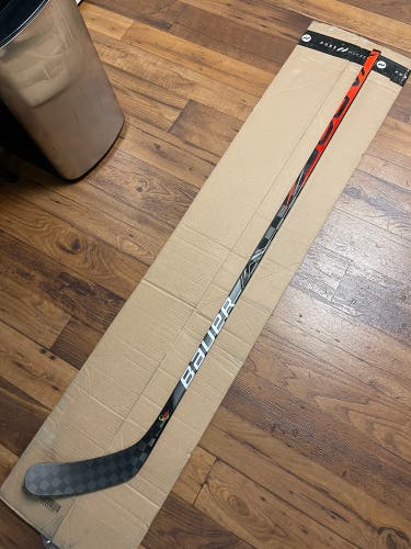Senior Right Handed P92M Vapor FlyLite Hockey Stick