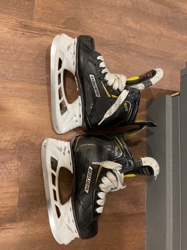 Youth Used Bauer Supreme S29 Hockey Skates Wide Width Size 4