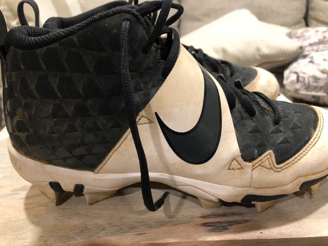 Black Used Adult Men's Size 7.5 (Women's 8.5) Molded Cleats Nike Low Cut Trout