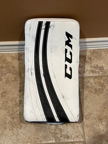 Used Junior CCM Regular Extreme Flex 400 Regular Blocker - White and Black